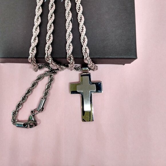 Men's cross pendant and chain - Picture 6 of 6